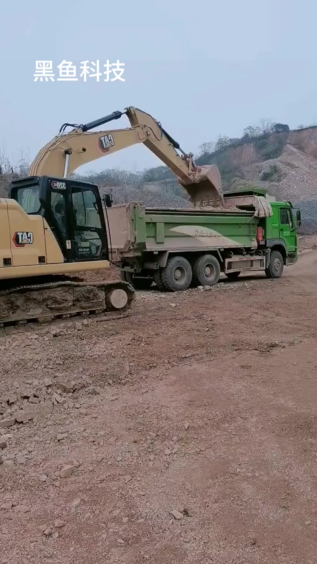 卡特320gc装车,挖机拍摄